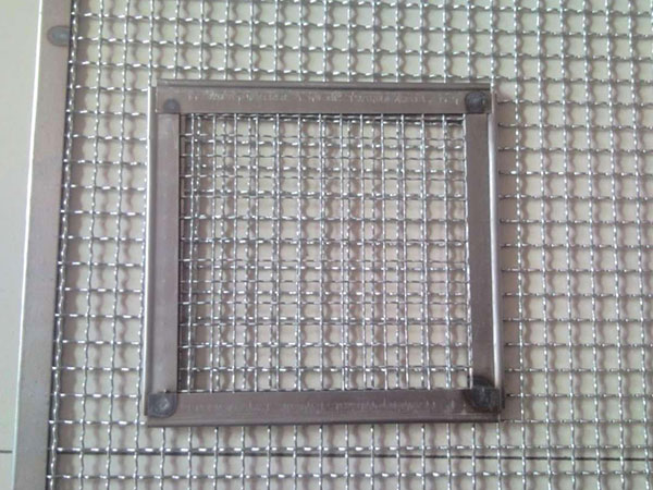 包邊軋花網 - 安平縣威馳金屬絲網製品有(yǒu)限公司